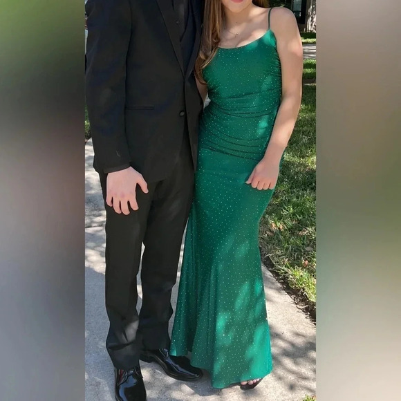 La Femme Green Prom Dress Sz 4. Worn once. Deep back. GORGEOUS EUC - Picture 1 of 10